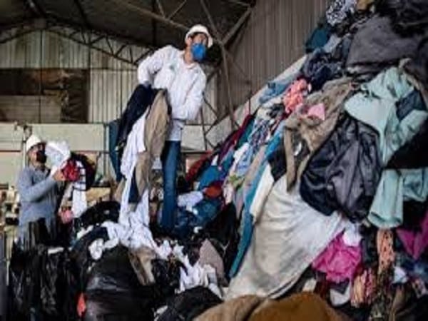 Tại sao quần áo cũ lại bị gắn mác "xấu"?